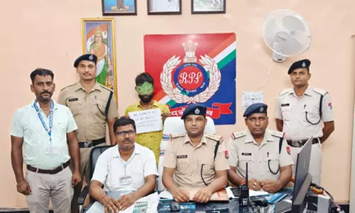 ट्रेन पर पथराव करने वाला आरोपी गिरफ्तार, वायरल वीडियो से खुला राज ट्रेन पर पथराव करने वाला आरोपी गिरफ्तार, वायरल वीडियो से खुला राज