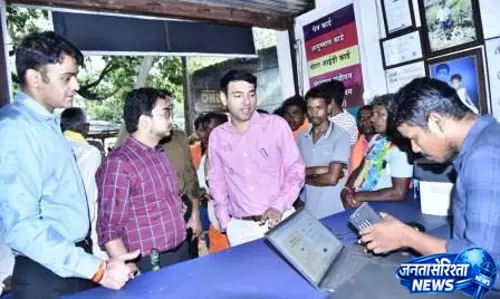 बारिश के बीच काॅमन सर्विस सेंटर पहुंचे कलेक्टर, किसान व एग्रीस्टैक पंजीयन का लिया जायजा बारिश के बीच काॅमन सर्विस सेंटर पहुंचे कलेक्टर, किसान व एग्रीस्टैक पंजीयन का लिया जायजा