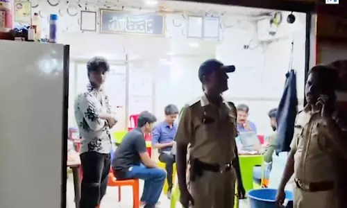 भिवंडी में फूड पॉइजनिंग के बाद एफडीए की बड़ी कार्रवाई, शावरमा आउटलेट पर छापा भिवंडी में फूड पॉइजनिंग के बाद एफडीए की बड़ी कार्रवाई, शावरमा आउटलेट पर छापा