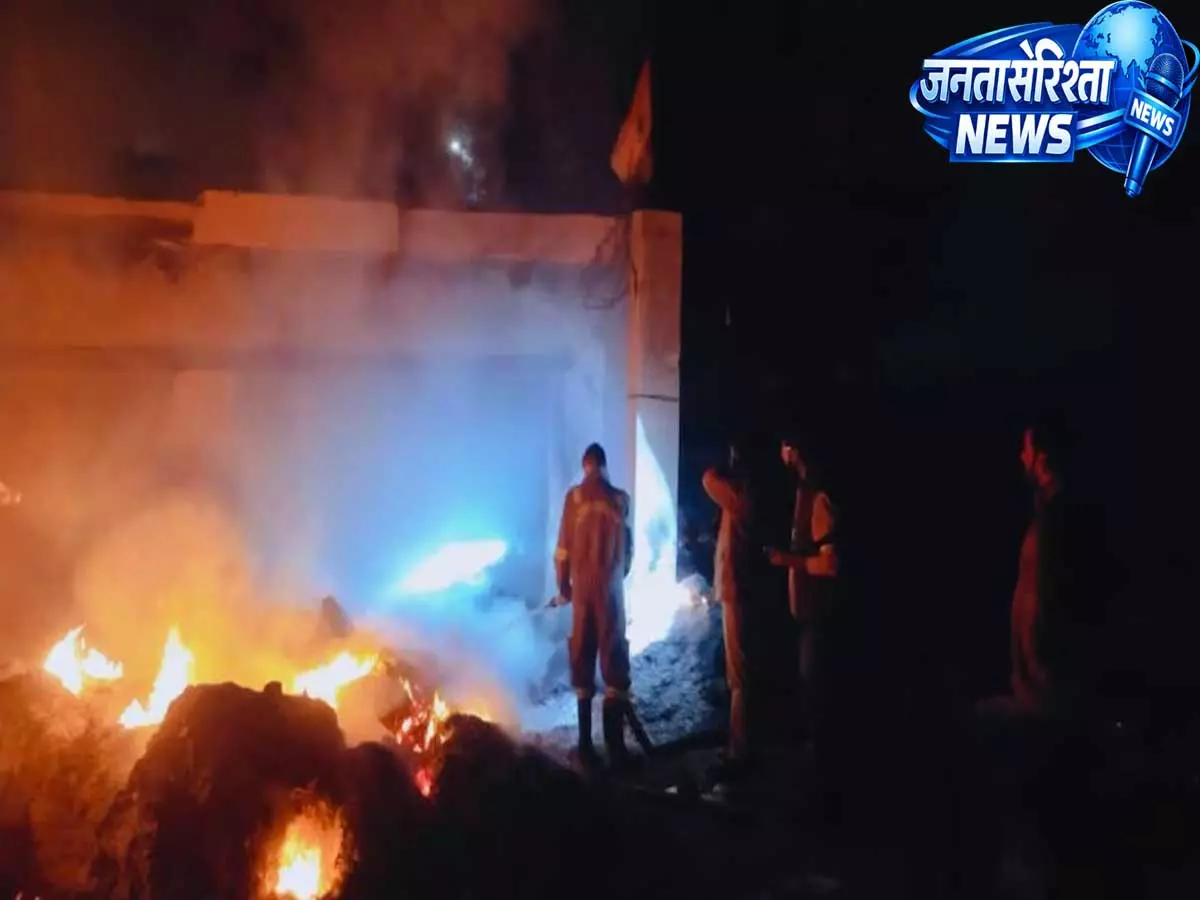 बॉयल हाइट्स के बड़े गोदाम में लगी आग, Los Angeles में फैला ज़हरीला धुआं बॉयल हाइट्स के बड़े गोदाम में लगी आग, Los Angeles में फैला ज़हरीला धुआं