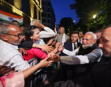 पेरिस पहुंचे पीएम मोदी बोले- भारत-फ्रांस संबंधों को मजबूत करने में भारतीय समुदाय के प्रयासों पर गर्व पेरिस पहुंचे पीएम मोदी बोले- भारत-फ्रांस संबंधों को मजबूत करने में भारतीय समुदाय के प्रयासों पर गर्व