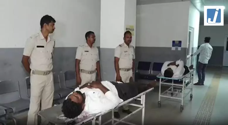 लूटकांड: पुलिस मुठभेड़ के बाद चार आरोपी गिरफ्तार, दो घायल, लूटा गया सोना-चांदी बरामद लूटकांड: पुलिस मुठभेड़ के बाद चार आरोपी गिरफ्तार, दो घायल, लूटा गया सोना-चांदी बरामद