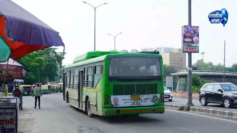 Delhi DTC बसों में महिला पुलिसकर्मी, 112 से जुड़े पैनिक बटन