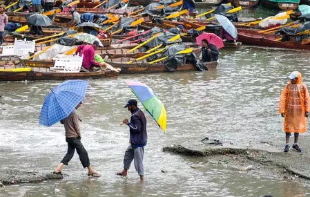 उत्तराखंड के कई जिलों में बारिश का पूर्वानुमान, मौसम विभाग ने लोगों को दी सतर्क रहने की सलाह उत्तराखंड के कई जिलों में बारिश का पूर्वानुमान, मौसम विभाग ने लोगों को दी सतर्क रहने की सलाह