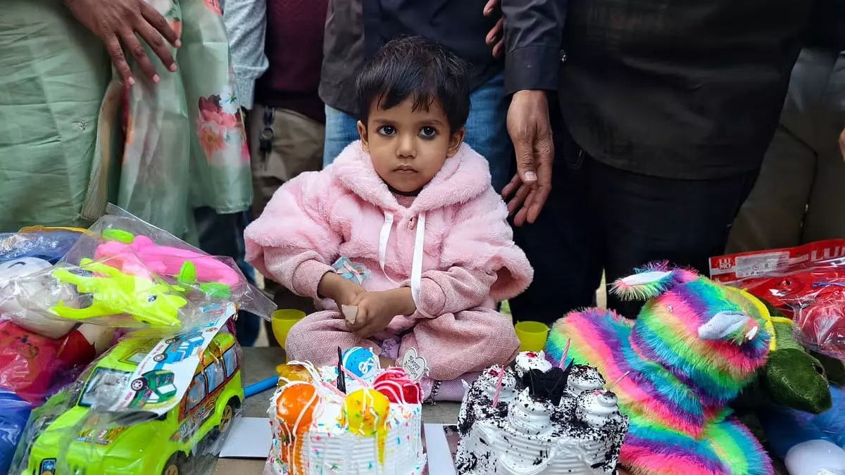 Indore : दुर्लभ बीमारी से जूझ रही बच्ची के इलाज पर हाई कोर्ट की टिप्पणी Indore : दुर्लभ बीमारी से जूझ रही बच्ची के इलाज पर हाई कोर्ट की टिप्पणी