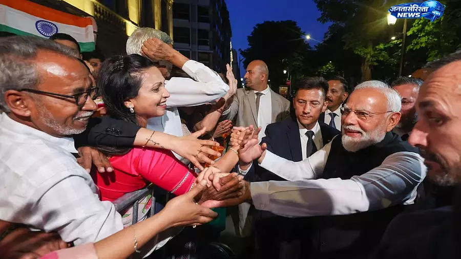 PM Modi का पेरिस दौरा, प्रवासी भारतीयों ने किया भव्य स्वागत PM Modi का पेरिस दौरा, प्रवासी भारतीयों ने किया भव्य स्वागत
