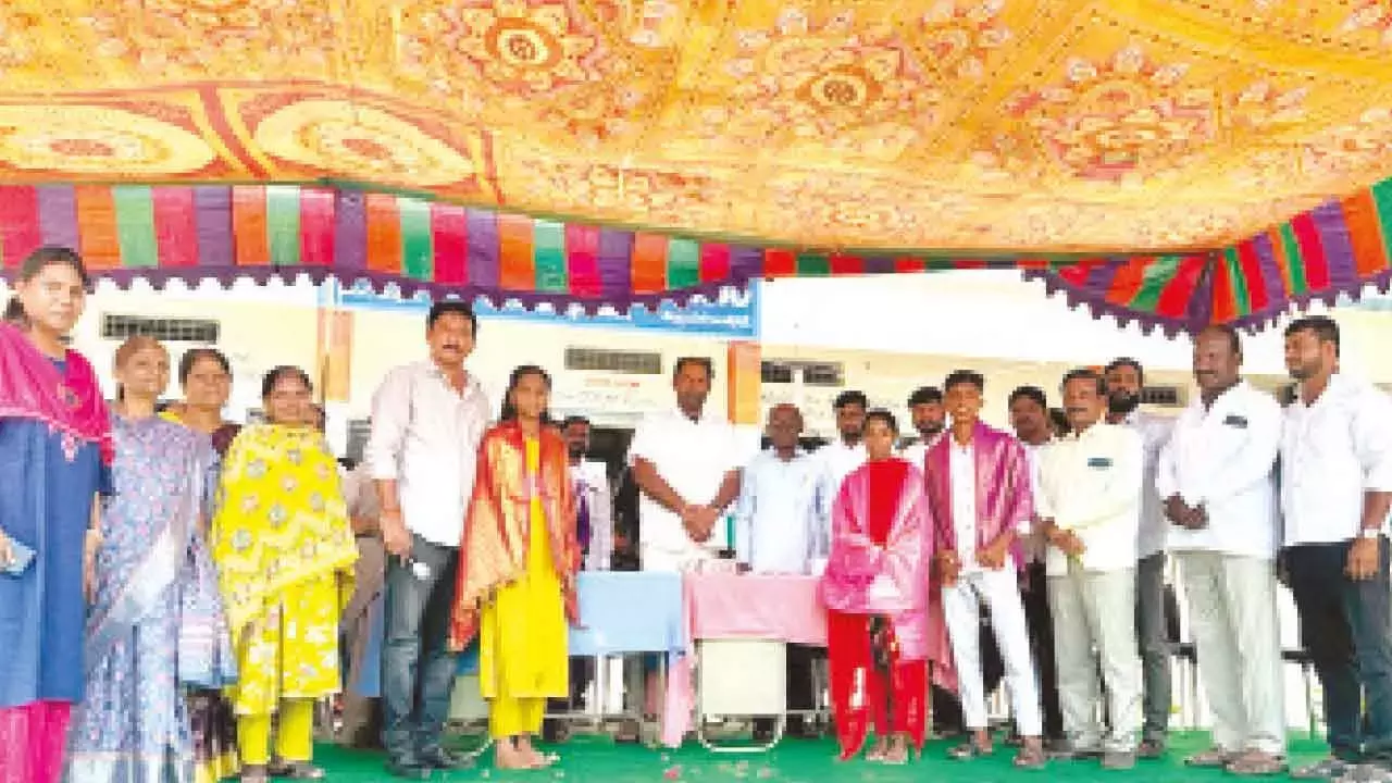 Telangana: विधायक ने स्कूल की बाउंड्री वॉल की आधारशिला रखी Telangana: विधायक ने स्कूल की बाउंड्री वॉल की आधारशिला रखी
