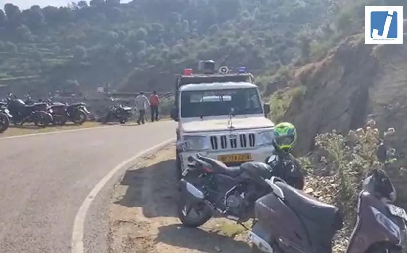 SUV खाई में गिरी, तीन महिलाओं समेत 7 की मौत SUV खाई में गिरी, तीन महिलाओं समेत 7 की मौत