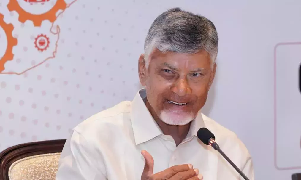 जनसेवा डिलीवरी को बेहतर बनाने के लिए फील्ड विज़िट करना ज़रूरी: Naidu जनसेवा डिलीवरी को बेहतर बनाने के लिए फील्ड विज़िट करना ज़रूरी: Naidu