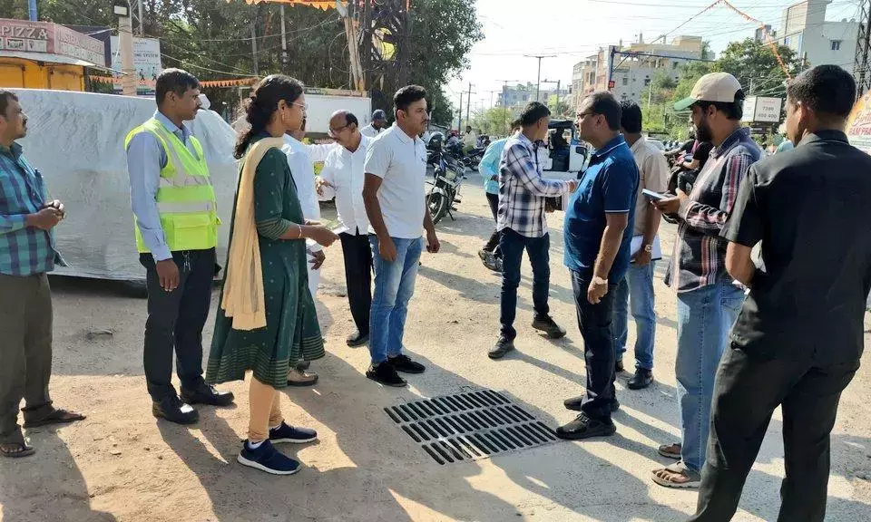 Telangana: MMC कमिश्नर ने ड्रेनेज की सफाई के आदेश दिए Telangana: MMC कमिश्नर ने ड्रेनेज की सफाई के आदेश दिए
