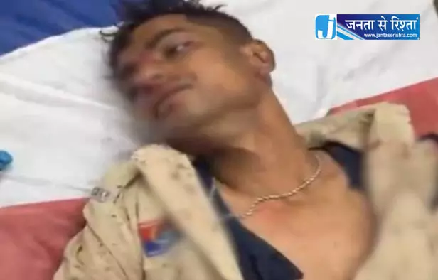 बाप-बेटे की लड़ाई शांत कराना आरक्षक को महंगा पड़ा, हमले से लहूलुहान बाप-बेटे की लड़ाई शांत कराना आरक्षक को महंगा पड़ा, हमले से लहूलुहान