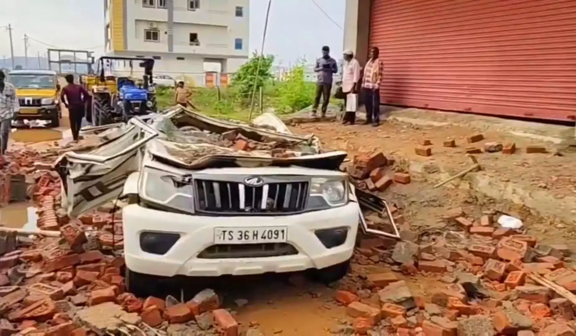 Telangana: महबूबनगर में कार पर दीवार गिरने से दो लोगों की मौत Telangana: महबूबनगर में कार पर दीवार गिरने से दो लोगों की मौत