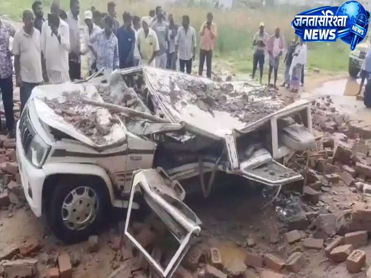 Mahabubnagar में दर्दनाक हादसा: कार पर दीवार गिरने से दो लोगों की मौत Mahabubnagar में दर्दनाक हादसा: कार पर दीवार गिरने से दो लोगों की मौत