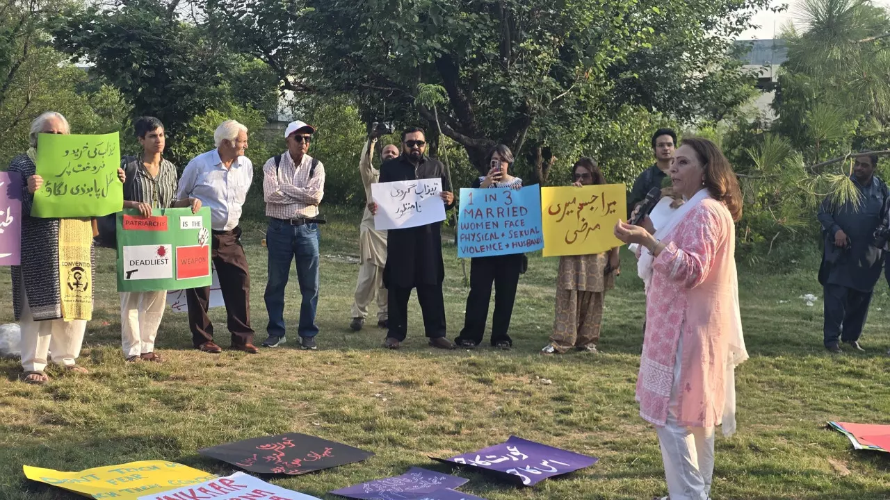 क्वेटा में एसिड हमले के विरोध में औरत मार्च का प्रदर्शन क्वेटा में एसिड हमले के विरोध में औरत मार्च का प्रदर्शन