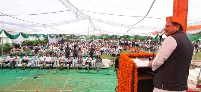 Dehradun: मुख्यमंत्री ने सचिवालय संघ की नई कार्यकारिणी को शपथ दिलाकर किया सम्मानित Dehradun: मुख्यमंत्री ने सचिवालय संघ की नई कार्यकारिणी को शपथ दिलाकर किया सम्मानित