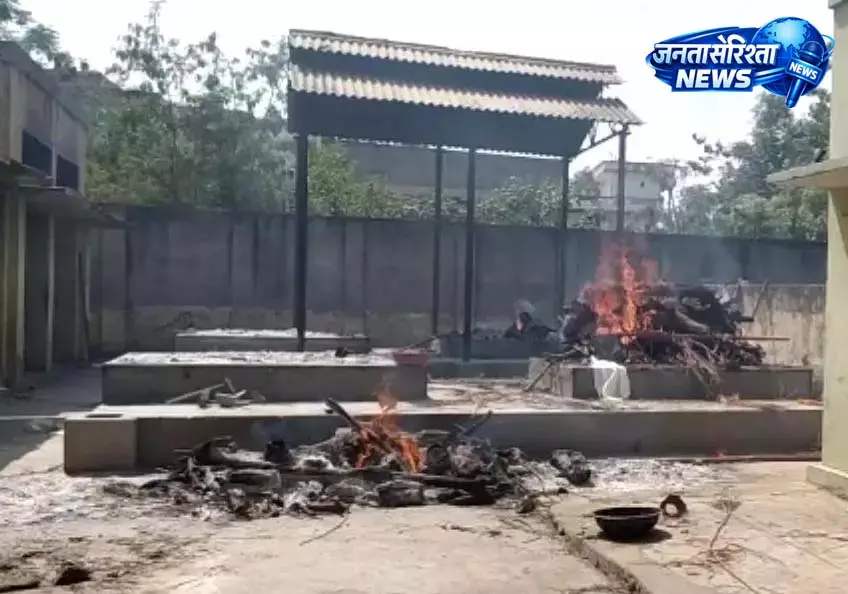 पश्चिम चंपारण: जल्दबाजी में हो रहा था दाह संस्कार पश्चिम चंपारण: जल्दबाजी में हो रहा था दाह संस्कार