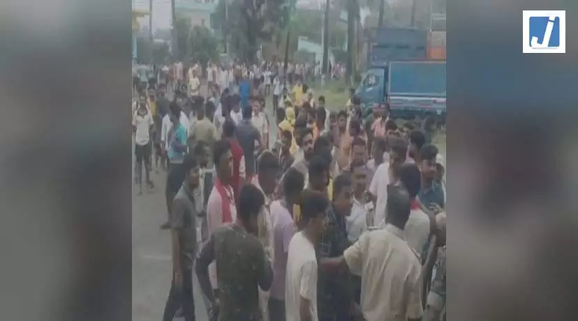 पंचायत के मुखिया पर दिनदहाड़े फायरिंग, बाल-बाल बचे, ग्रामीणों ने घेरा थाना पंचायत के मुखिया पर दिनदहाड़े फायरिंग, बाल-बाल बचे, ग्रामीणों ने घेरा थाना