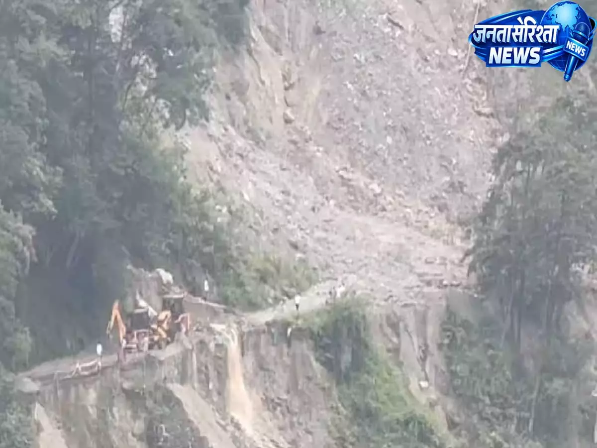 Sikkim: भारी भूस्खलन से सड़क बंद, सिंगतम-रंगपो के बीच ट्रैफिक ठप Sikkim: भारी भूस्खलन से सड़क बंद, सिंगतम-रंगपो के बीच ट्रैफिक ठप