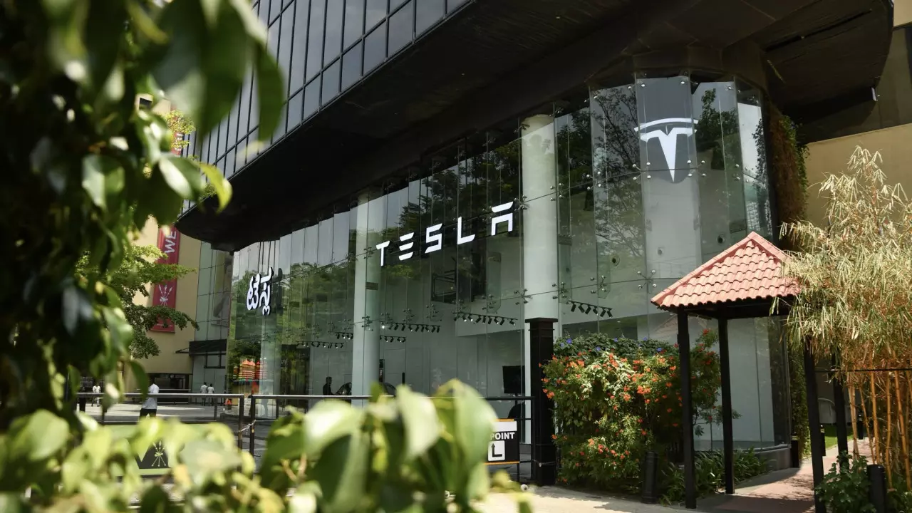 Tesla ने 5वें एक्सपीरियंस सेंटर के साथ भारत में अपनी मौजूदगी बढ़ाई Tesla ने 5वें एक्सपीरियंस सेंटर के साथ भारत में अपनी मौजूदगी बढ़ाई