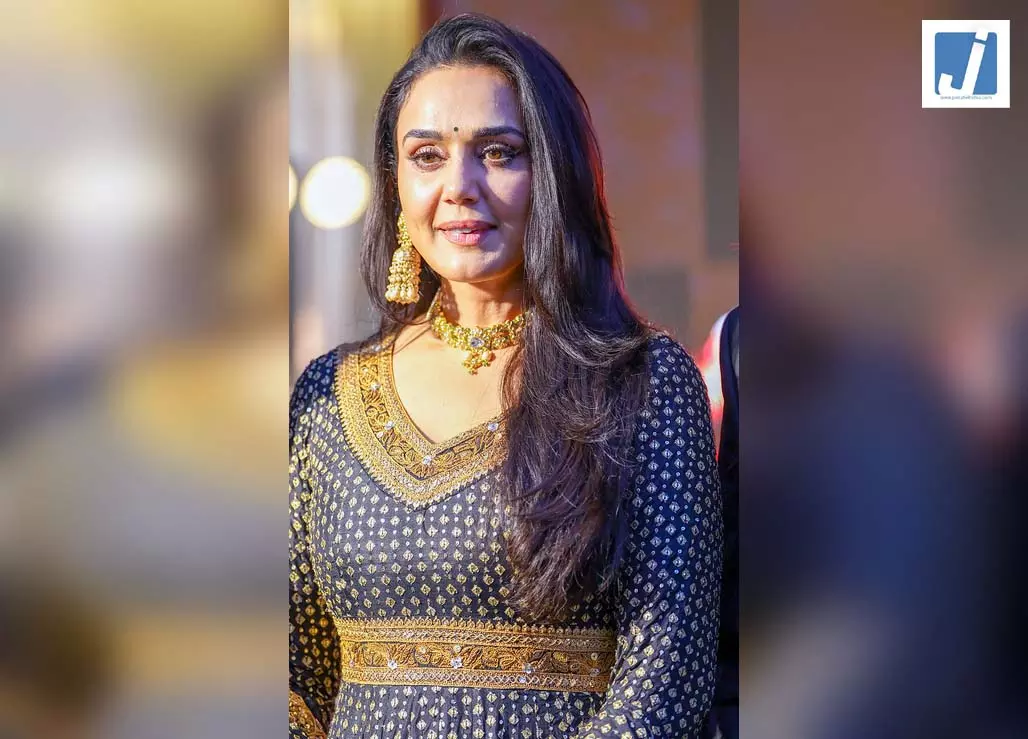 AI से बनी फर्जी तस्वीरों पर भड़कीं प्रीति जिंटा, ऑनलाइन प्लेटफॉर्म्स के खिलाफ पहुंचीं हाईकोर्ट AI से बनी फर्जी तस्वीरों पर भड़कीं प्रीति जिंटा, ऑनलाइन प्लेटफॉर्म्स के खिलाफ पहुंचीं हाईकोर्ट
