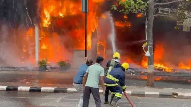 Surat : अडाजन में भीषण आग, ईवी शोरूम समेत कई दुकानें जलीं, 15 वाहन खाक Surat : अडाजन में भीषण आग, ईवी शोरूम समेत कई दुकानें जलीं, 15 वाहन खाक