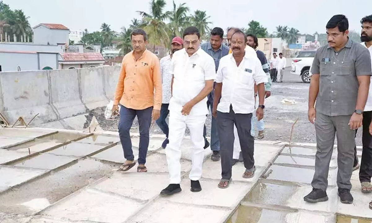 Andhra: उंडी आरओबी का काम दशहरा तक पूरा करने का आश्वासन दिया गया Andhra: उंडी आरओबी का काम दशहरा तक पूरा करने का आश्वासन दिया गया