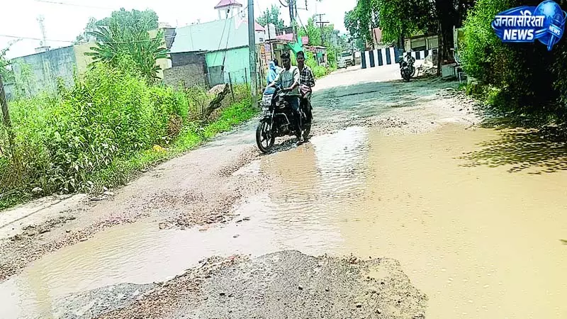 दौलतपुर चौक-पिरथीपुर सडक़ पर गंदे पानी का जमाव दौलतपुर चौक-पिरथीपुर सडक़ पर गंदे पानी का जमाव