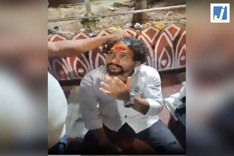 हिंदू युवती के साथ महाकाल मंदिर पहुंचा सरफराज शेख, बजरंग दल के कार्यकर्ताओं ने कर दी धुनाई, जमकर हंगामा हिंदू युवती के साथ महाकाल मंदिर पहुंचा सरफराज शेख, बजरंग दल के कार्यकर्ताओं ने कर दी धुनाई, जमकर हंगामा