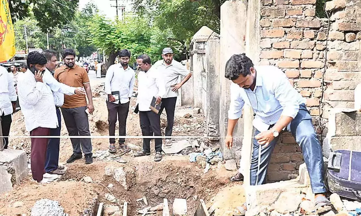 Andhra: नगर निकाय प्रमुख ने नाले के निर्माण कार्यों का निरीक्षण किया Andhra: नगर निकाय प्रमुख ने नाले के निर्माण कार्यों का निरीक्षण किया