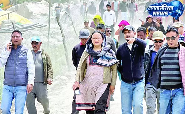 विधायक ने देखा उडग़ोस-चंकुट नाले पर बन रहा पुल विधायक ने देखा उडग़ोस-चंकुट नाले पर बन रहा पुल