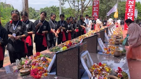 Manipur में 25 साल बाद ग्रेड जून अपराइजिंग डे, 18 शहीदों को न्याय की मांग Manipur में 25 साल बाद ग्रेड जून अपराइजिंग डे, 18 शहीदों को न्याय की मांग