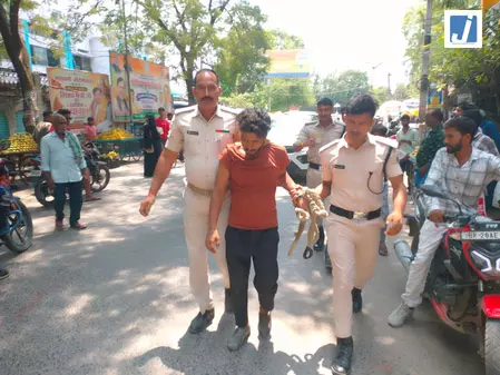 कोर्ट परिसर से कैदी फरार, हथकड़ी खोल पुलिस को दिया चकमा कोर्ट परिसर से कैदी फरार, हथकड़ी खोल पुलिस को दिया चकमा