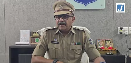 अहमदाबाद: नीट की तैयारी कर रहे छात्र ने फ्लैट से कूदकर दी जान, जांच में जुटी पुलिस अहमदाबाद: नीट की तैयारी कर रहे छात्र ने फ्लैट से कूदकर दी जान, जांच में जुटी पुलिस