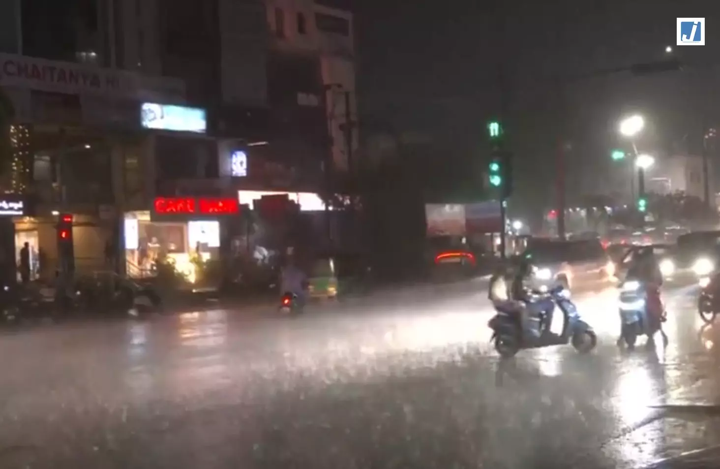 हैदराबाद में झमाझम बारिश से मौसम हुआ सुहाना, कई इलाकों को गर्मी से मिली राहत हैदराबाद में झमाझम बारिश से मौसम हुआ सुहाना, कई इलाकों को गर्मी से मिली राहत