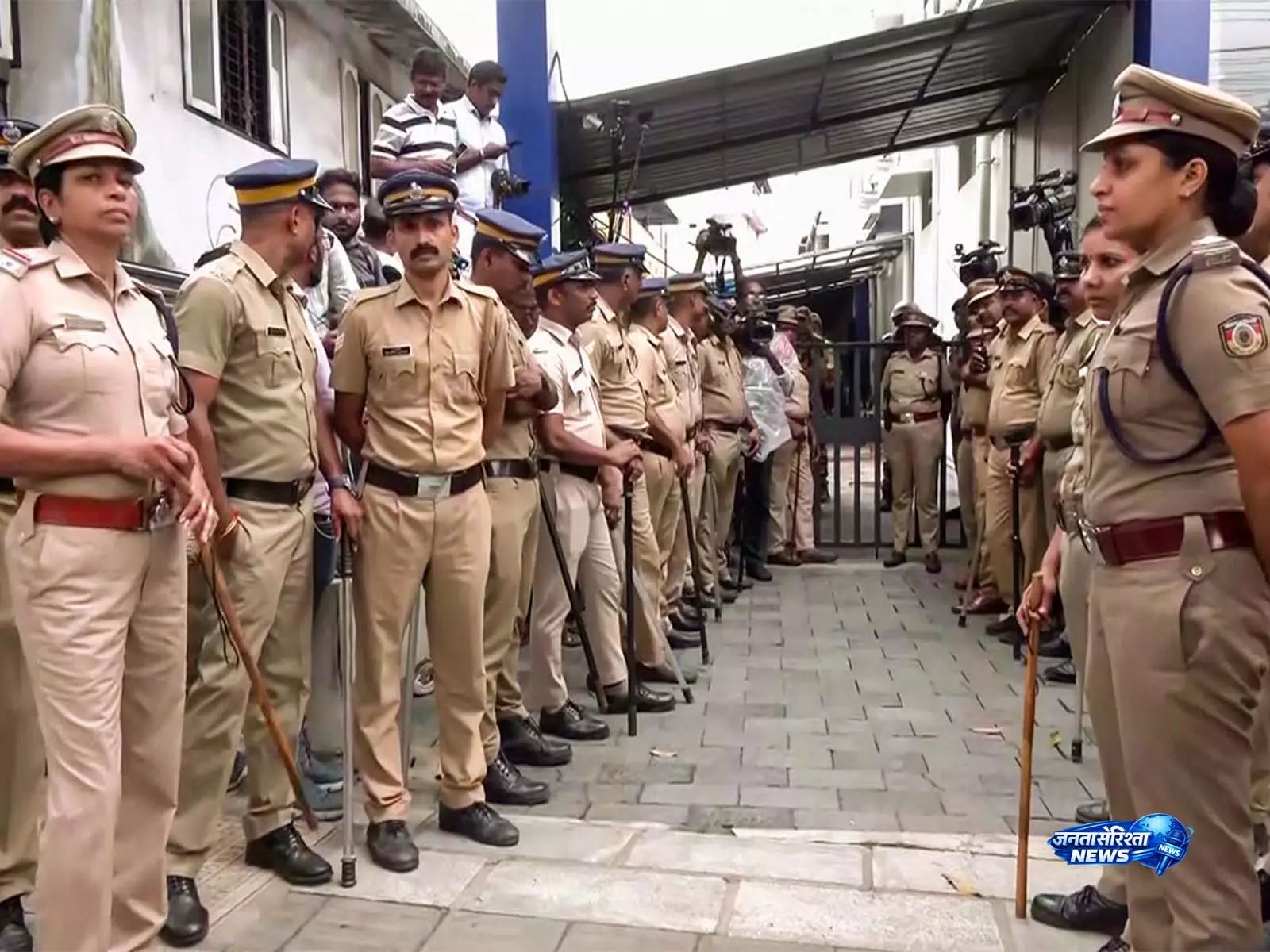दिल्ली में 6 बागी शिवसेना UBT सांसदों के घरों पर बढ़ाई गई सुरक्षा दिल्ली में 6 बागी शिवसेना UBT सांसदों के घरों पर बढ़ाई गई सुरक्षा