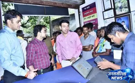 बारिश के बीच काॅमन सर्विस सेंटर पहुंचे कलेक्टर, किसान व एग्रीस्टैक पंजीयन का लिया जायजा बारिश के बीच काॅमन सर्विस सेंटर पहुंचे कलेक्टर, किसान व एग्रीस्टैक पंजीयन का लिया जायजा