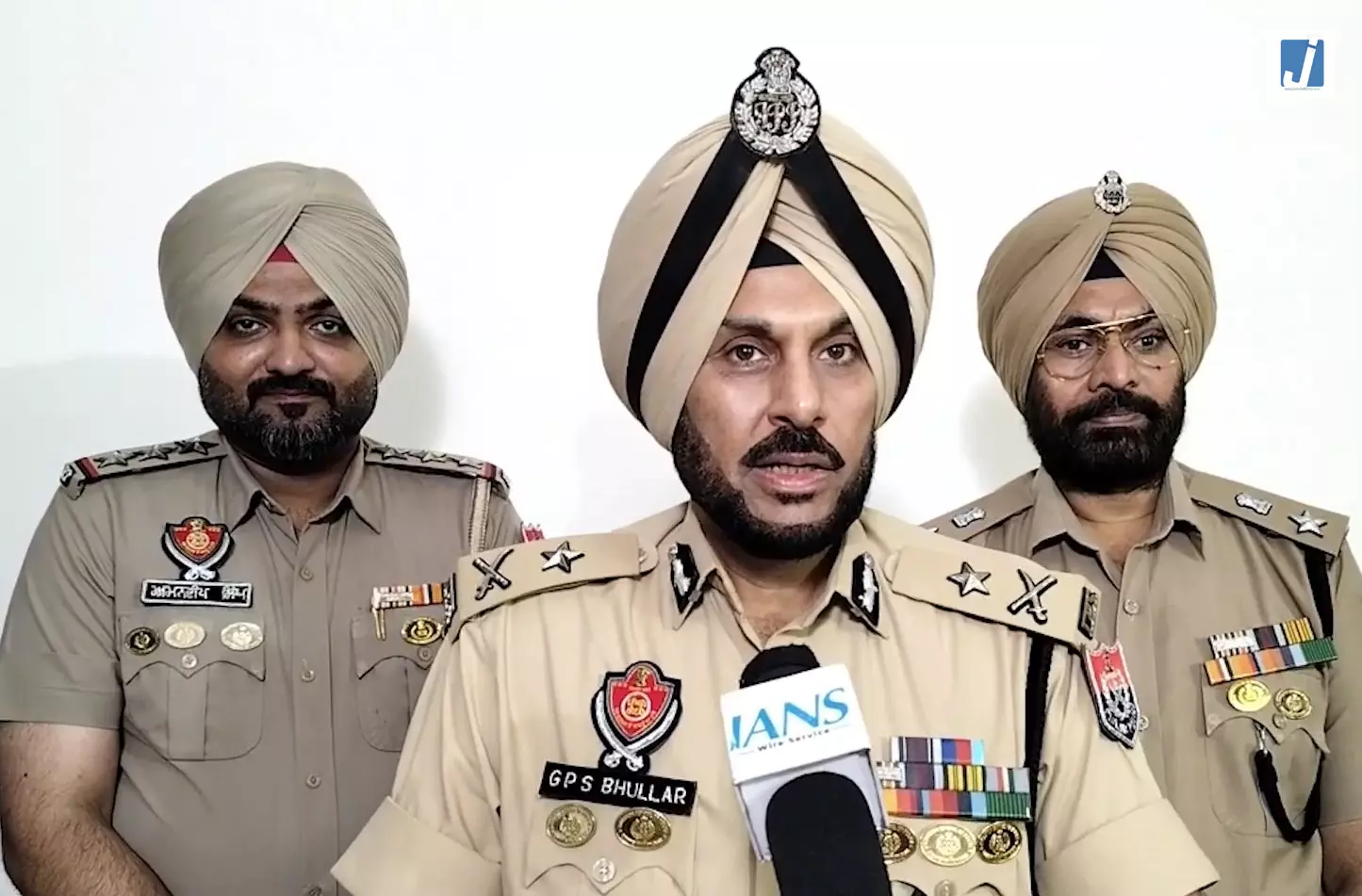 गैंगस्टर नेटवर्क पर बड़ा वार, पंजाब पुलिस ने जब्त किए 11 हथियार गैंगस्टर नेटवर्क पर बड़ा वार, पंजाब पुलिस ने जब्त किए 11 हथियार