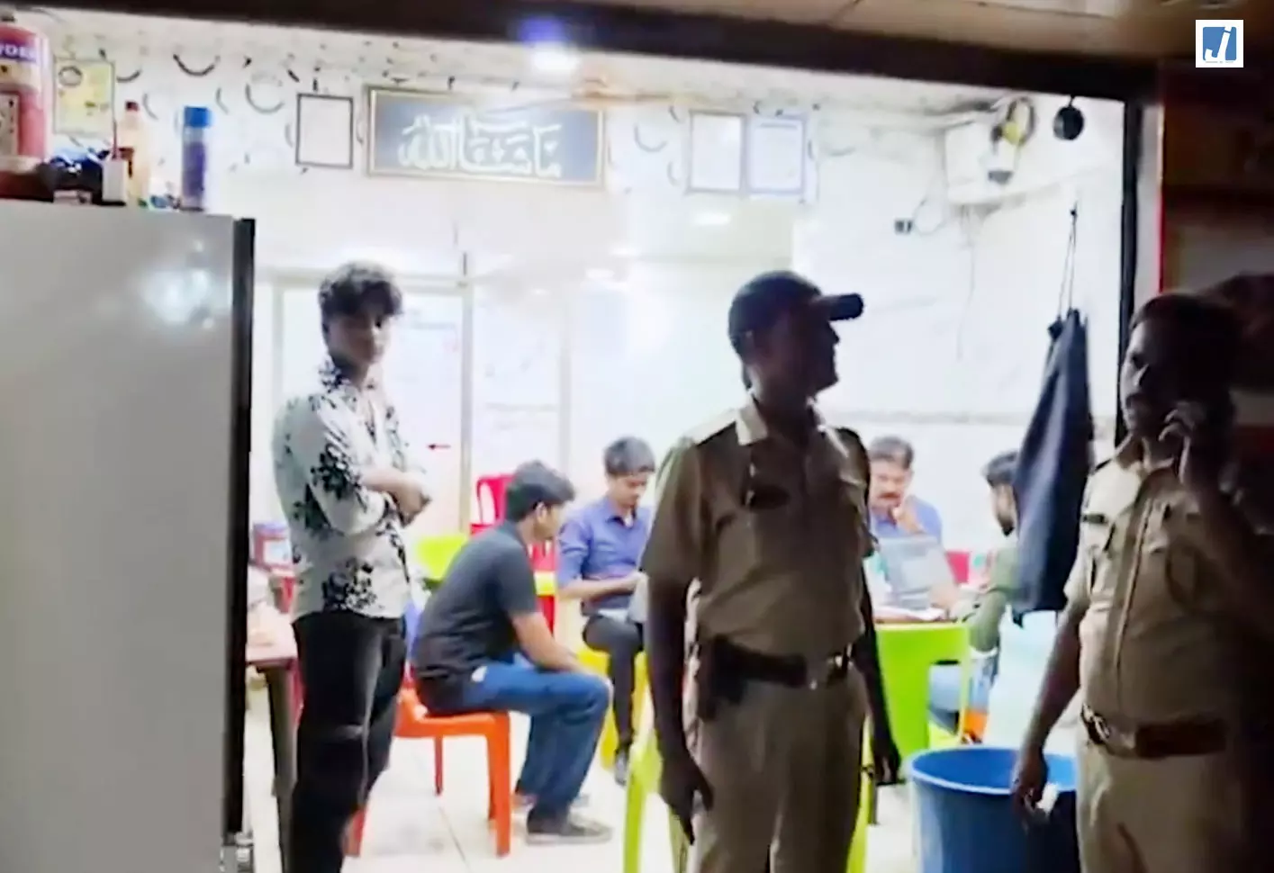 भिवंडी में फूड पॉइजनिंग के बाद एफडीए की बड़ी कार्रवाई, शावरमा आउटलेट पर छापा भिवंडी में फूड पॉइजनिंग के बाद एफडीए की बड़ी कार्रवाई, शावरमा आउटलेट पर छापा