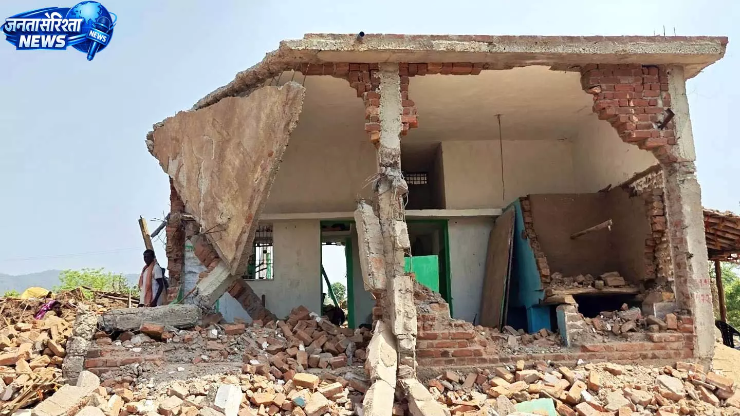 वन विभाग की बड़ी कार्रवाई, 40-45 घर ध्वस्त, ग्रामीणों में आक्रोश वन विभाग की बड़ी कार्रवाई, 40-45 घर ध्वस्त, ग्रामीणों में आक्रोश