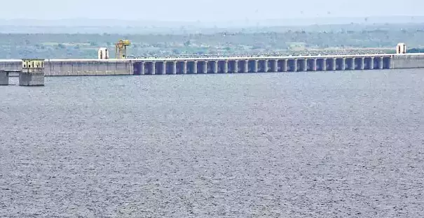 Telangana: कृष्णा और गोदावरी नदियों के लिए मुश्किल समय, ऊपरी इलाकों में कम बारिश Telangana: कृष्णा और गोदावरी नदियों के लिए मुश्किल समय, ऊपरी इलाकों में कम बारिश