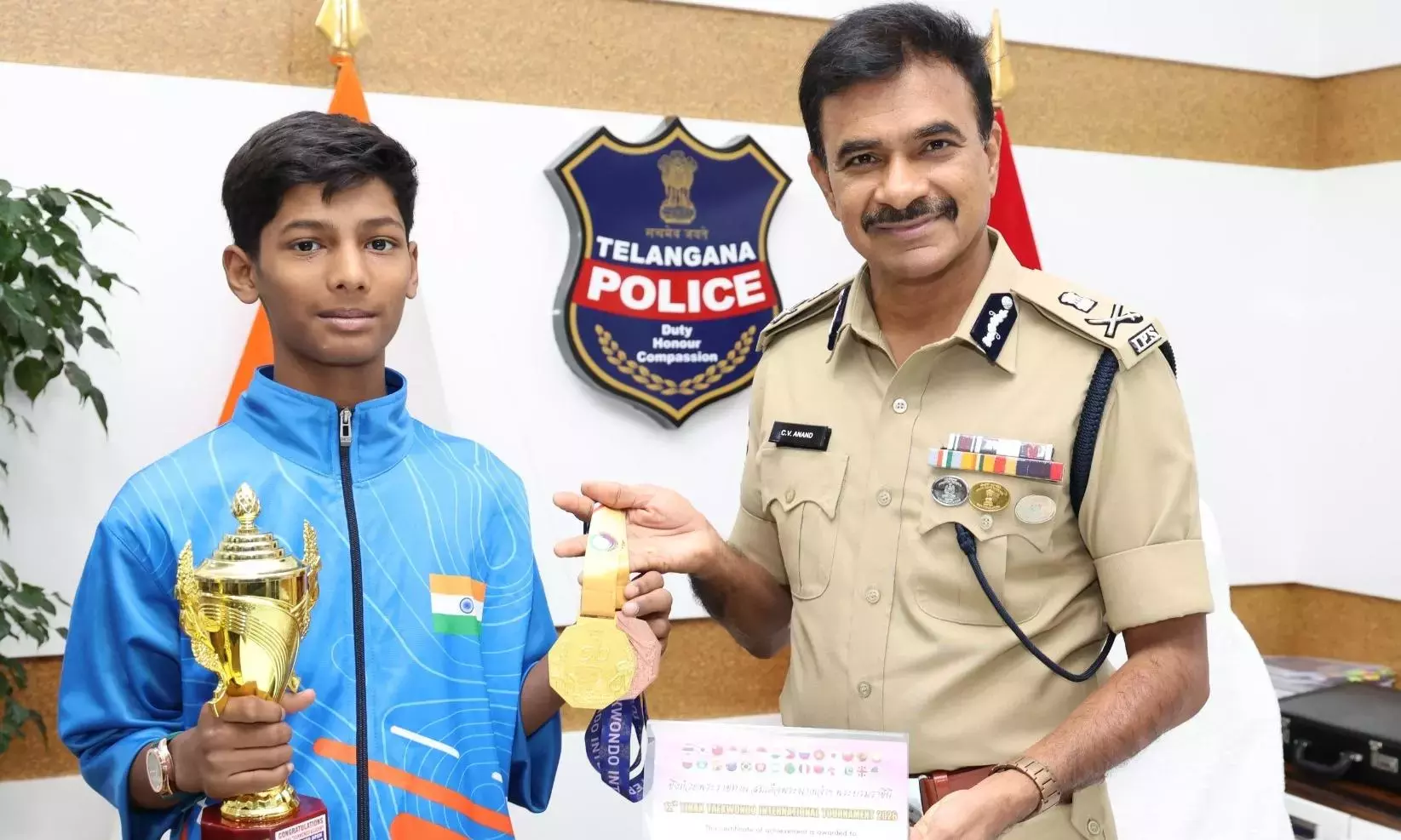 Telangana: आठवीं कक्षा के छात्र ने ताइक्वांडो में गोल्ड मेडल जीता Telangana: आठवीं कक्षा के छात्र ने ताइक्वांडो में गोल्ड मेडल जीता