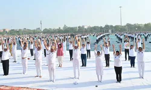 Haryana: रोहतक यूनिवर्सिटी में इंटरनेशनल योग डे के कार्यक्रम में 5,000 लोग शामिल Haryana: रोहतक यूनिवर्सिटी में इंटरनेशनल योग डे के कार्यक्रम में 5,000 लोग शामिल