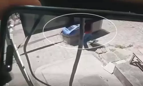 OMG! ATM उखाड़कर अपने साथ ले गए...LIVE वीडियो सामने आने के बाद हड़कंप OMG! ATM उखाड़कर अपने साथ ले गए...LIVE वीडियो सामने आने के बाद हड़कंप