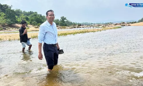 इंद्रावती के पार पहुंचा प्रशासन, कलेक्टर ने पैदल तय किया दुर्गम सफर इंद्रावती के पार पहुंचा प्रशासन, कलेक्टर ने पैदल तय किया दुर्गम सफर