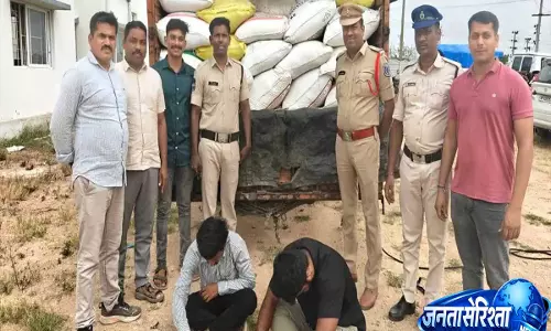 Telangana में अवैध रूप से PDS चावल ले जाते दो व्यक्तियों को पुलिस ने दबोचा Telangana में अवैध रूप से PDS चावल ले जाते दो व्यक्तियों को पुलिस ने दबोचा