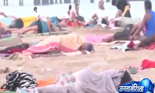 भीषण गर्मी से राहत पाने के लिए वर्सोवा बीच पर रात बिताते दिखे लोग, वीडियो वायरल