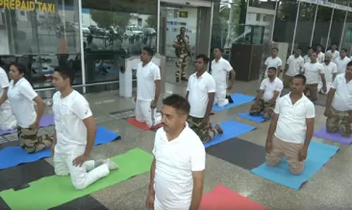 अंतरराष्ट्रीय योग दिवस से पहले जम्मू एयरपोर्ट पर योगाभ्यास, अधिकारियों और कर्मचारियों ने लिया बढ़-चढ़कर हिस्सा