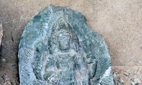 Gadag : बेटागेरी में मिली तीन चेहरों वाले सूर्य देव की दुर्लभ मूर्ति, शोधकर्ताओं में उत्सुकता Gadag : बेटागेरी में मिली तीन चेहरों वाले सूर्य देव की दुर्लभ मूर्ति, शोधकर्ताओं में उत्सुकता