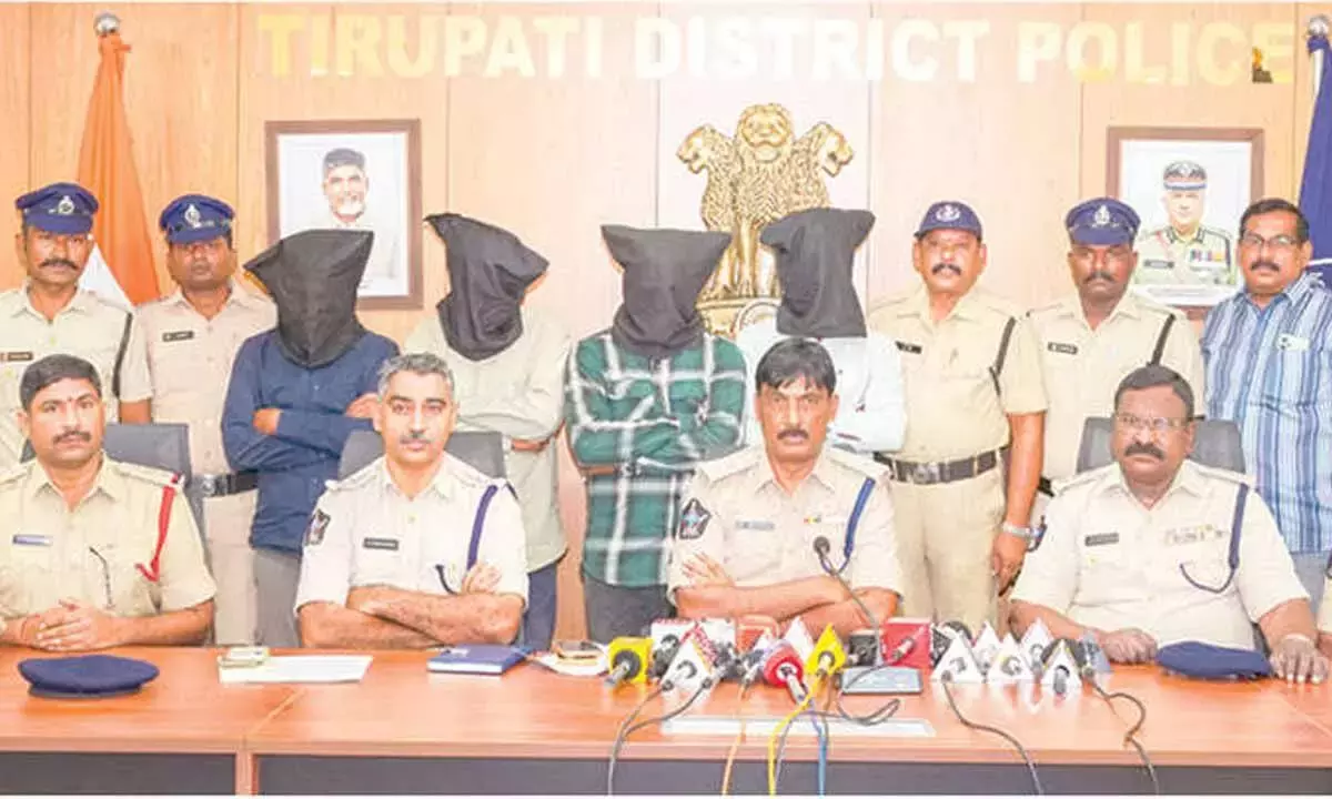 Andhra: 4 चेन स्नेचर्स गिरफ्तार Andhra: 4 चेन स्नेचर्स गिरफ्तार