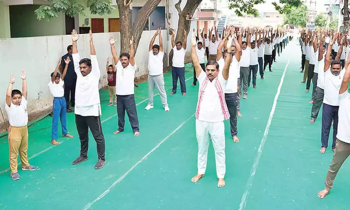 Andhra: कादिरी में ‘योगान्ध्र’ सामूहिक सत्र के साथ अंतर्राष्ट्रीय योग दिवस मनाया गया Andhra: कादिरी में ‘योगान्ध्र’ सामूहिक सत्र के साथ अंतर्राष्ट्रीय योग दिवस मनाया गया